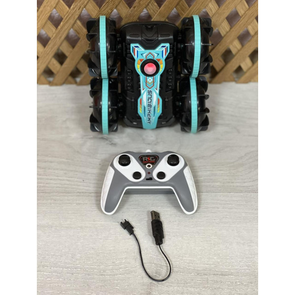 Радіокерований повнопривідний автомобіль для трюків з пультом