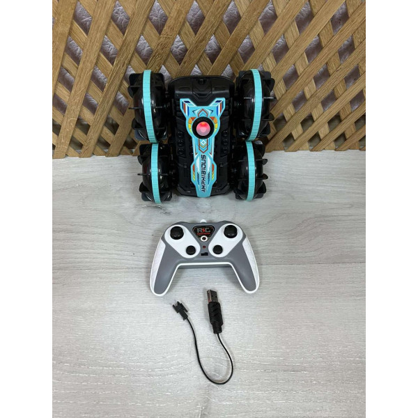 Радіокерований повнопривідний автомобіль для трюків з пультом