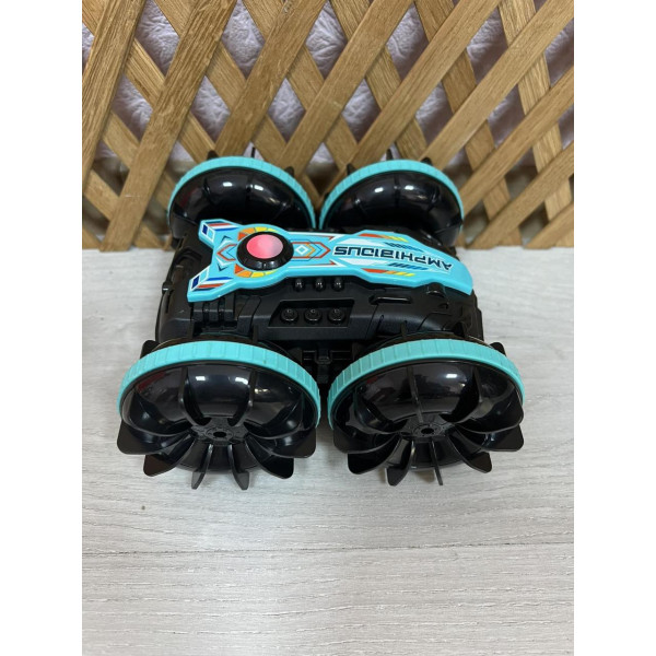 Радіокерований повнопривідний автомобіль для трюків з пультом