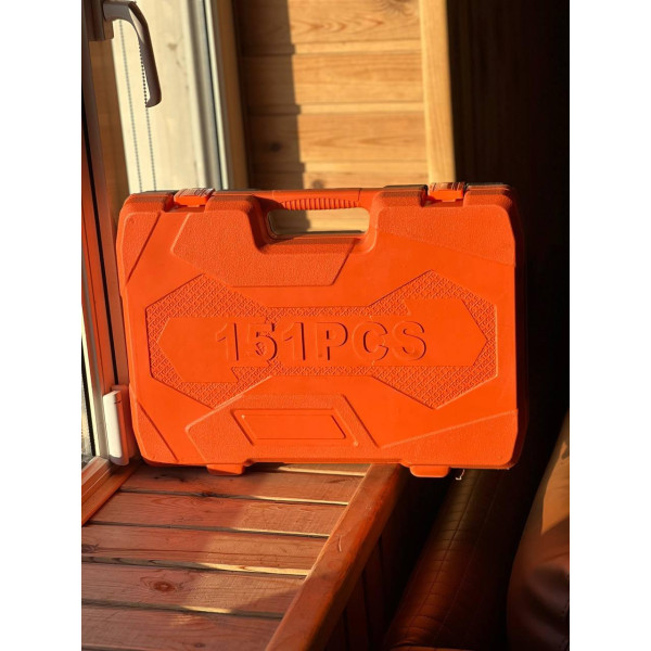 Набір інструментів автомобільний 151 предмет з тріскачкою у пластиковому кейсі.