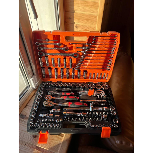 Набір інструментів автомобільний 151 предмет з тріскачкою у пластиковому кейсі.