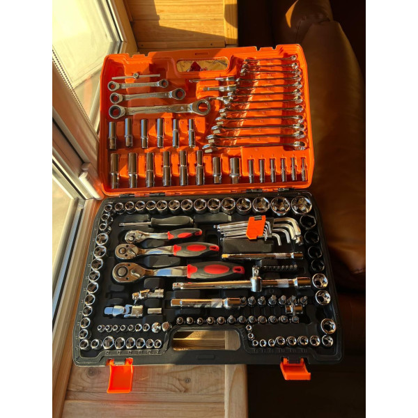 Набір інструментів автомобільний 151 предмет з тріскачкою у пластиковому кейсі.