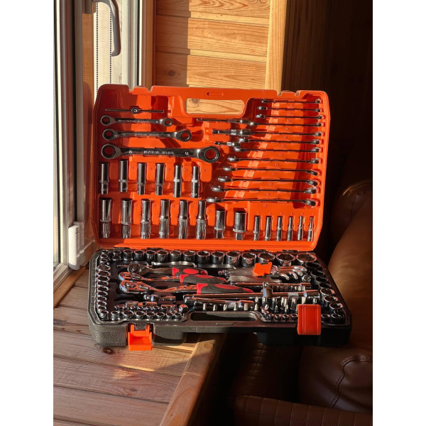 Набір інструментів автомобільний 151 предмет з тріскачкою у пластиковому кейсі.
