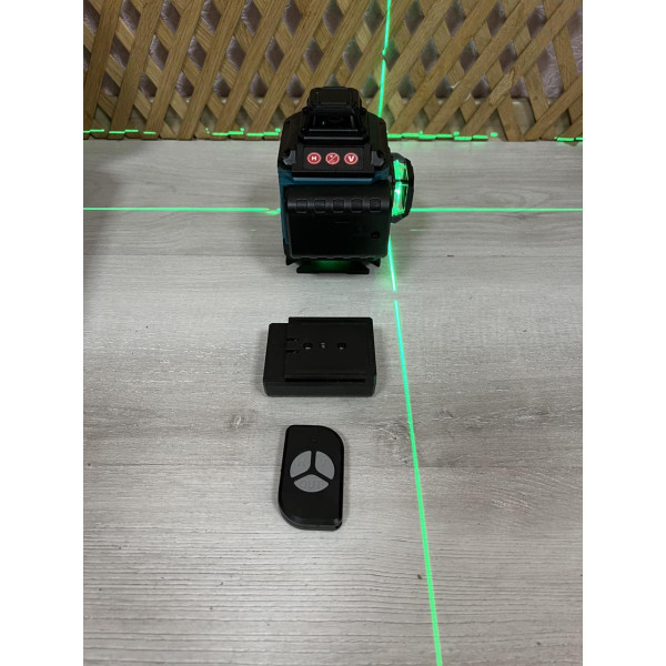 Лазерний рівень 4D з 2 акумуляторами у пластиковому кейсі