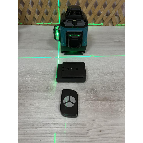 Лазерний рівень 4D з 2 акумуляторами у пластиковому кейсі