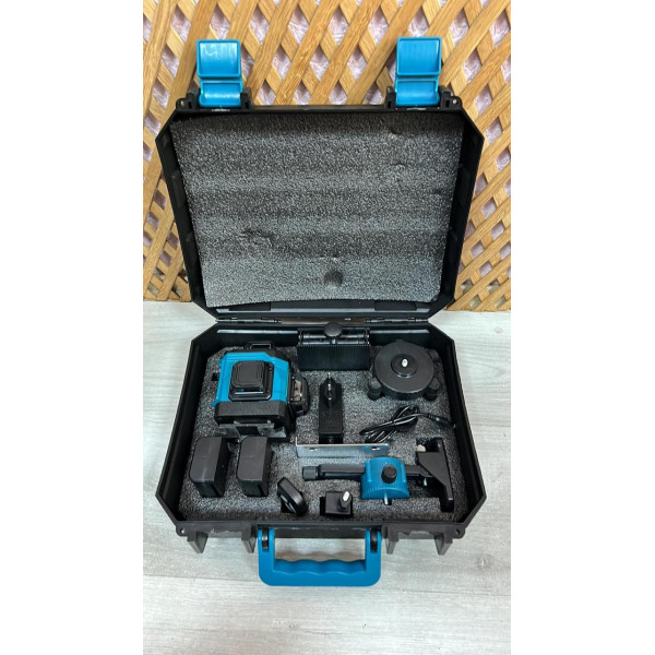 Лазерний рівень 4D з 2 акумуляторами у пластиковому кейсі