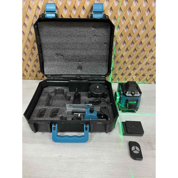 Лазерний рівень 4D з 2 акумуляторами у пластиковому кейсі